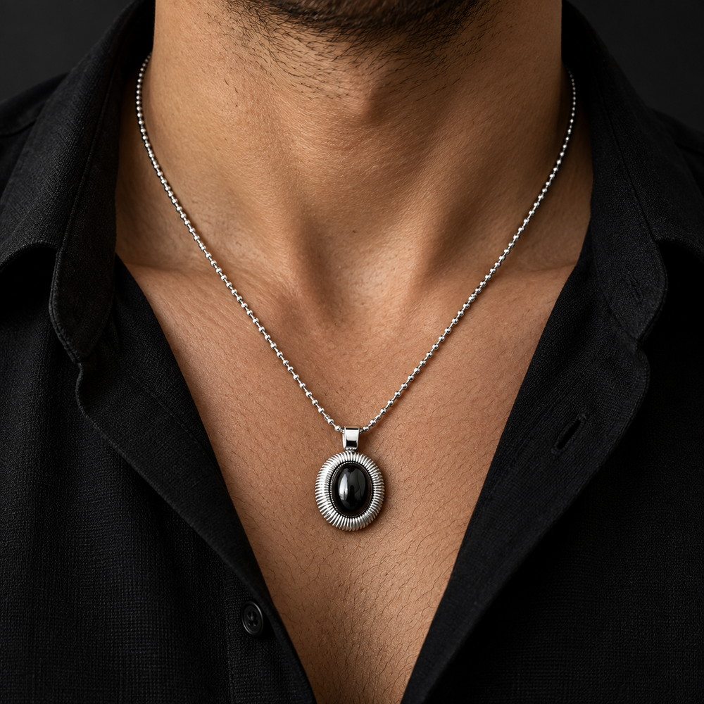 Collier Homme Orin porté, gros plan sur le pendentif