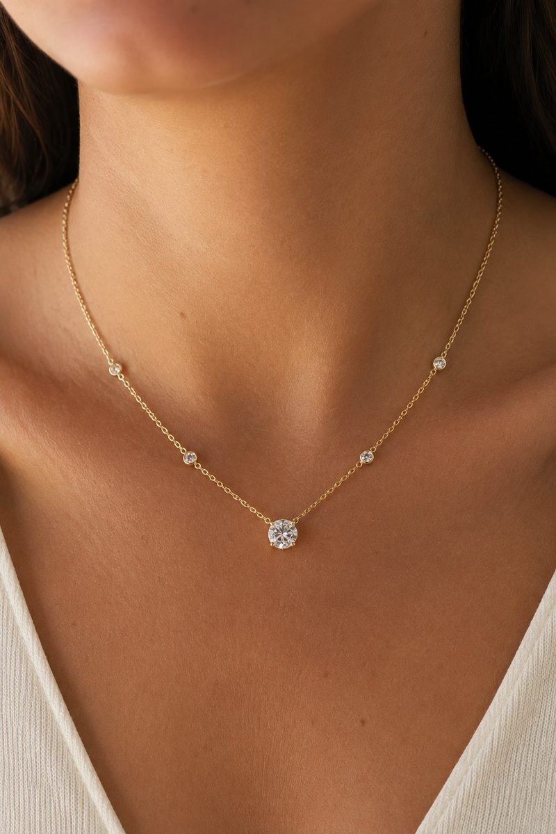Collier Solitaire Zircon Vrolise porté au cou, grand zircon central serti en or avec 4 petits zircons sur la chaîne
