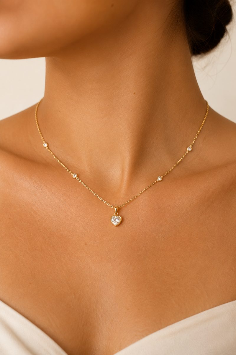 Collier Tendre - Collier chaîne dorée avec pendentif cœur et pierres zircone