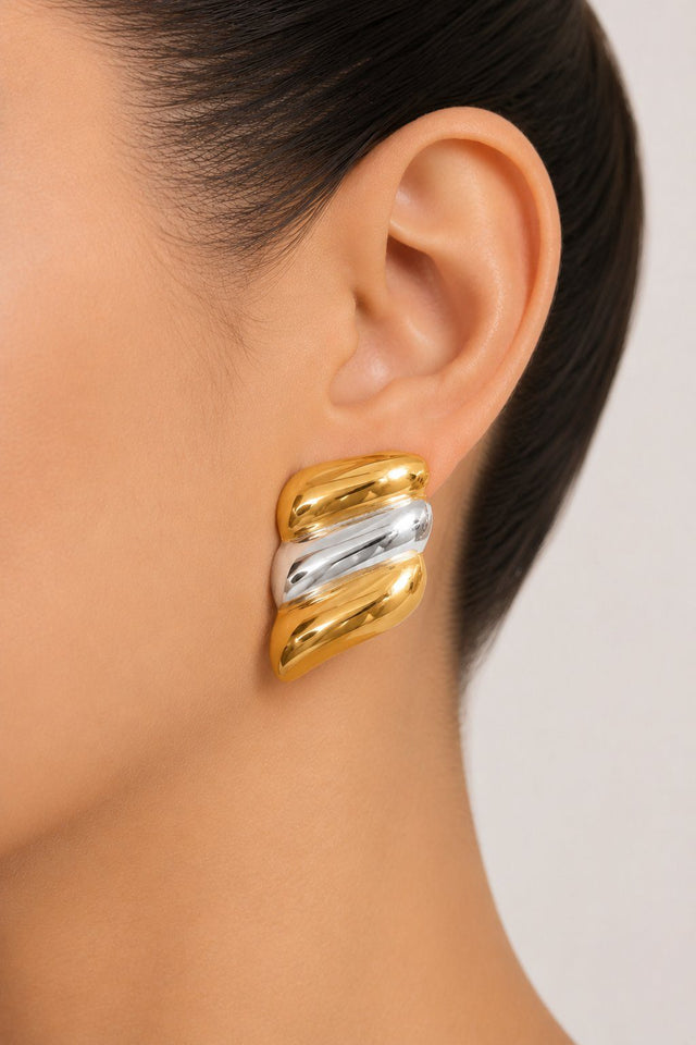 Boucles Vague Duo Vrolise - Macro détail design trois vagues doré et argenté finition miroir acier 316L
