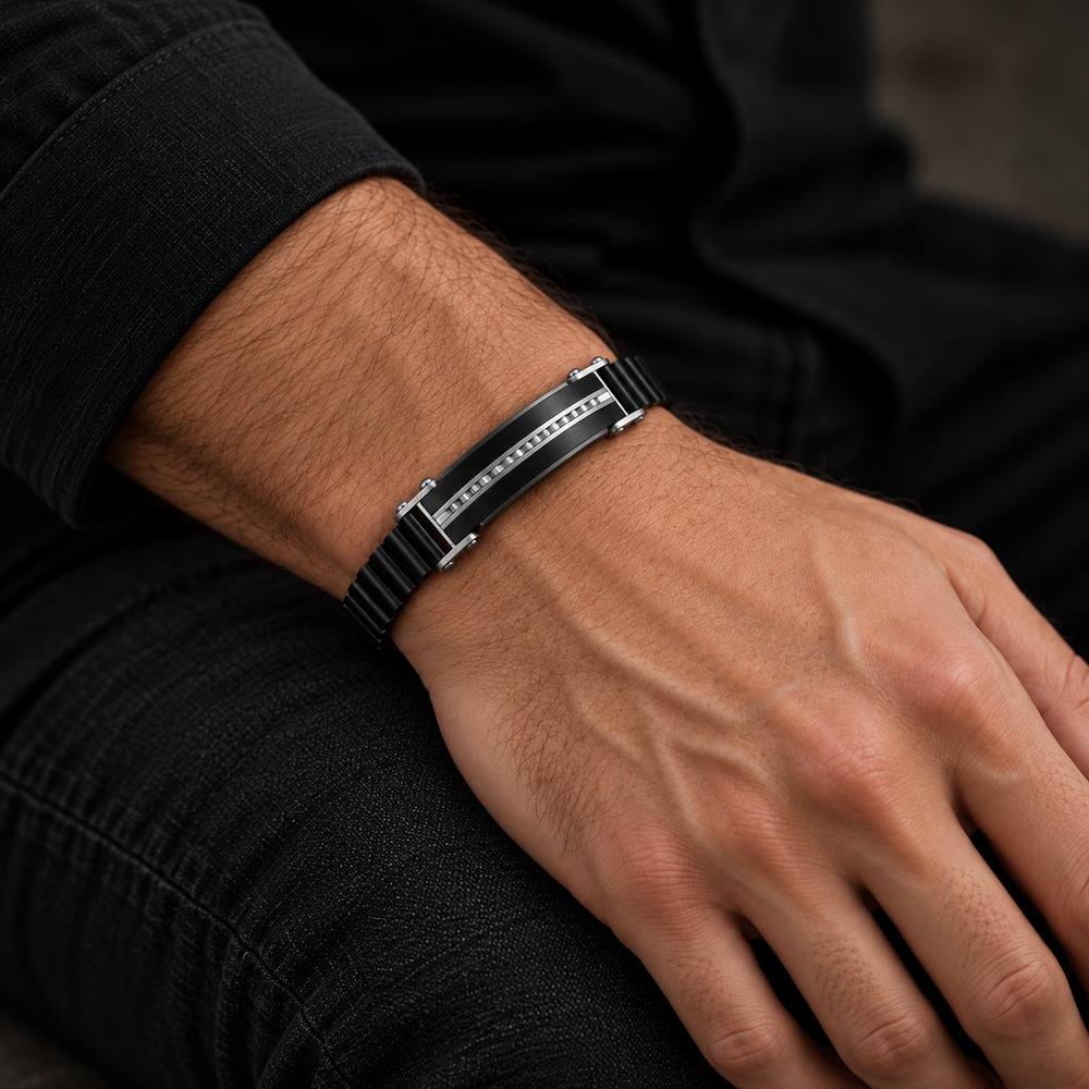 Bracelet Homme Kaelen noir et argenté porté au poignet sur fond sombre