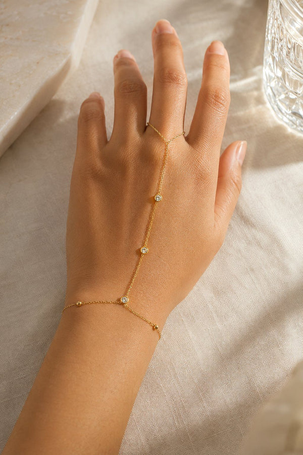 Chaîne de main zircon dorée Vrolise - bijou acier inoxydable trois zircons femme Maroc